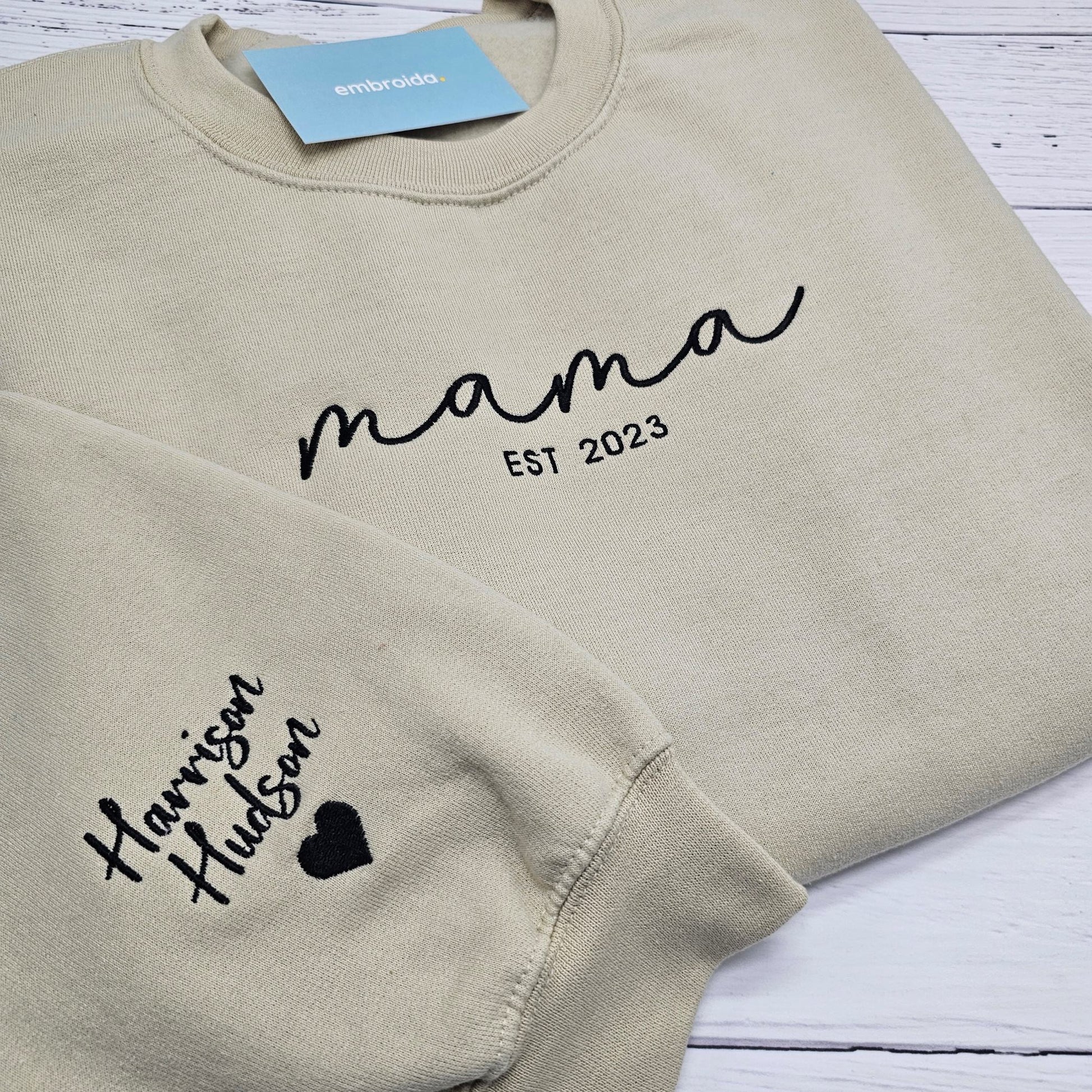 MAMA sweater crewneck sand colour cursive. Sleeve personalised with kids name embroidery